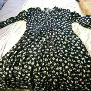 Torrid- womens Black & white floral print long dress.  Size 1 /14-16